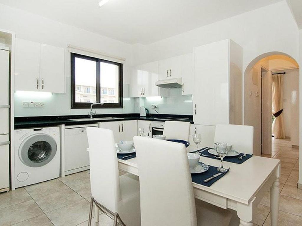 Beautiful 2-Bedroom Apartment - Great Location بافوس المظهر الخارجي الصورة